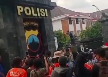 Demo Ojol di Semarang Ricuh, Pos Polisi Simpang Lima Dibakar