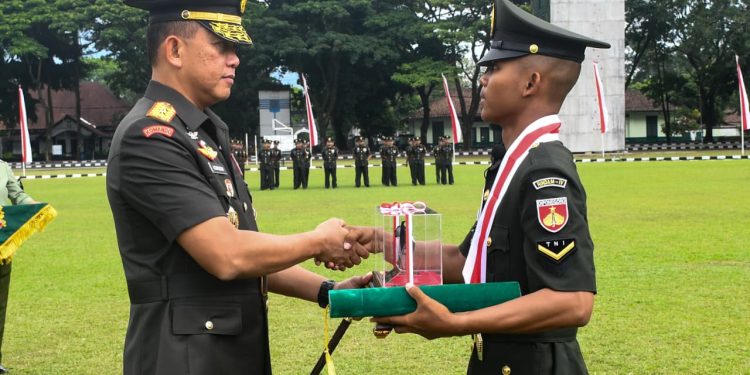 Upacara Penutupan Dikmaba Infanteri TA 2025, Pangdam IV/Diponegorolantik Prajurit Sersan Dua