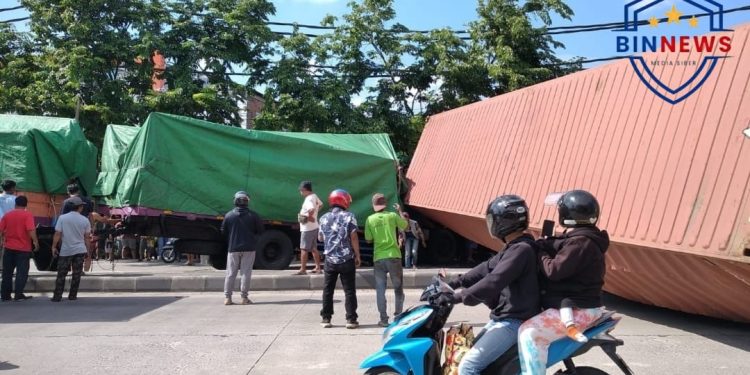 Kecelakaan Dua Truk di Mangkang Semarang, Diduga Akibat Pecah Ban — Sopir Luka Ringan