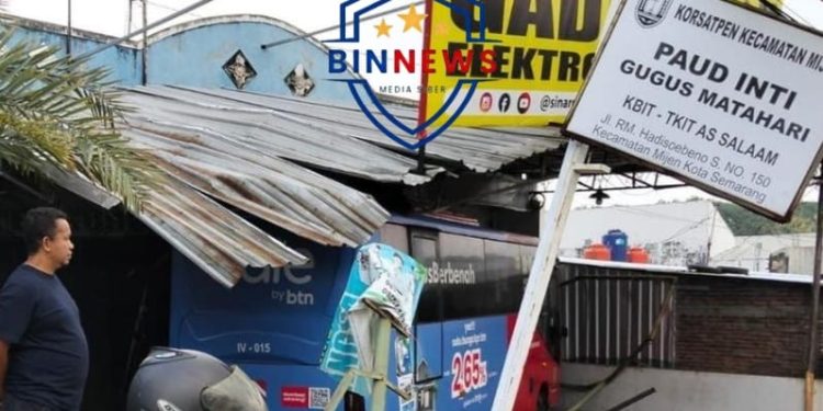 Bus Trans Semarang Rem Blong di Mijen, Tabrak Ruko dan Pagar Masjid