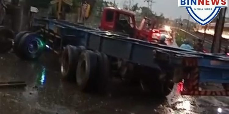 Trailer Terseret Kereta Api di Kaligawe, Tidak Ada Korban Jiwa