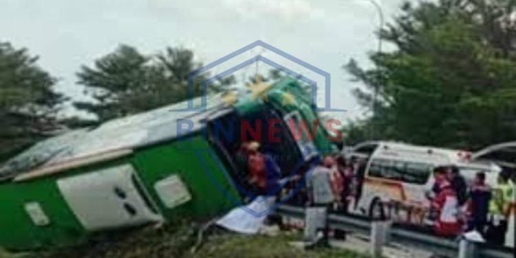 Bus Wisata Tujuan Guci Terguling di Exit Tol Pemalang, 4 Orang Tewas dan Belasan Luka-Luka