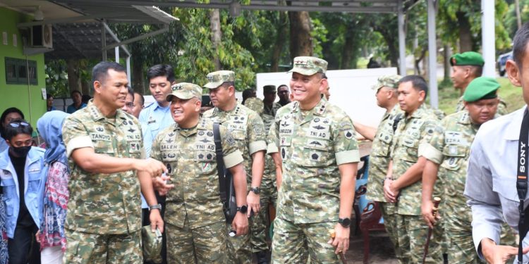 Pangdam IV/Diponegoro Dampingi Wakil Panglima TNI Tinjau Koperasi Merah Putih dan Fasilitas SPPG di Semarang