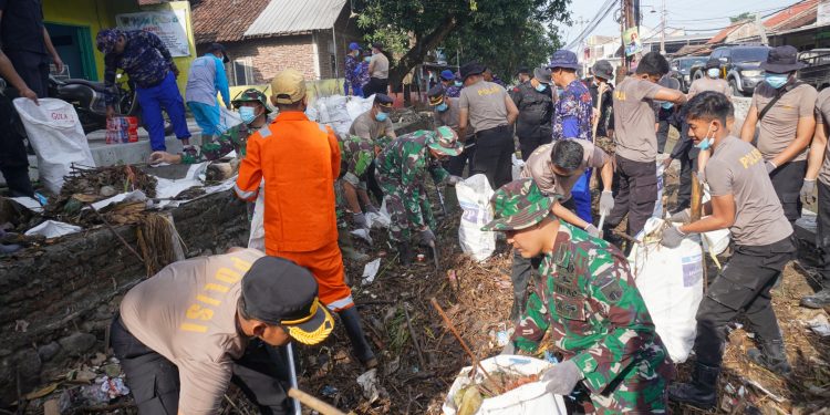Pasca Banjir, Dandim Kendal bersama Forkopimda Turun Langsung dalam Aksi Bersih Sungai Kali Aji
