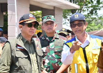 Pangdam IV/Diponegoro Dampingi Kepala BNPB Tinjau Penanganan Banjir Rob di Semarang