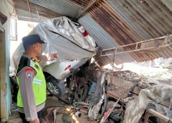 Diduga Microsleep, Avanza Tabrak Bengkel di Kedungwuni, Dua Kendaraan Rusak Berat