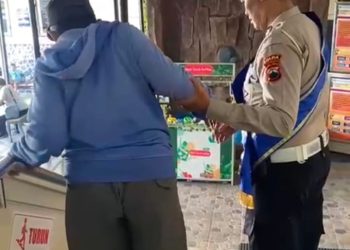 Pelayanan dengan Hati, Petugas Samsat Semarang 2 Bantu Wajib Pajak Naik Turun Tangga