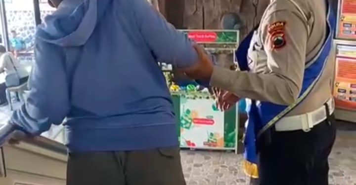 Pelayanan dengan Hati, Petugas Samsat Semarang 2 Bantu Wajib Pajak Naik Turun Tangga