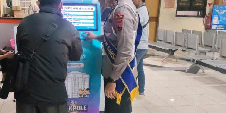 Duta Pelayanan Ditlantas Polda Jateng Dampingi Warga, Pastikan Pengesahan STNK Berjalan Lancar