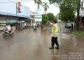 Meski Diguyur Hujan, Personel Polres Jepara Tetap Semangat Melaksanakan Pengaturan Lalu Lintas