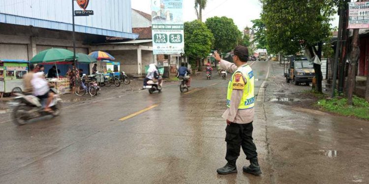 Meski Diguyur Hujan, Personel Polres Jepara Tetap Semangat Melaksanakan Pengaturan Lalu Lintas