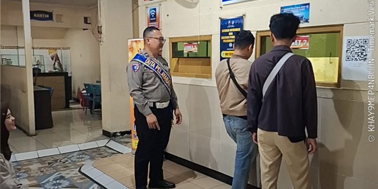 Pelayanan Makin Mudah: Duta Samsat Semarang 2 Dampingi Warga di Loket SPRKB