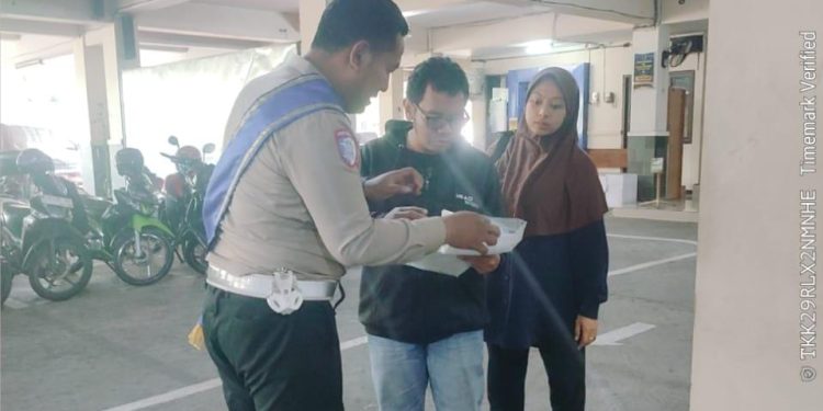 Duta Pelayanan Samsat Semarang 2 Sigap Membantu Proses Cek Fisik Wajib Pajak