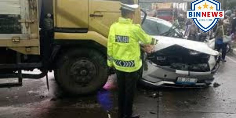 Truk Diduga Rem Blong Tabrak 4 Mobil di Exit Tol Bawen, Dua Orang Luka Ringan