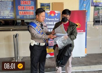 Samsat Semarang 2 Tingkatkan Pelayanan, Warga Dibantu Langsung Saat Pengesahan Pajak