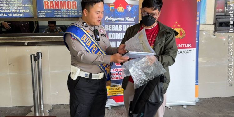 Samsat Semarang 2 Tingkatkan Pelayanan, Warga Dibantu Langsung Saat Pengesahan Pajak