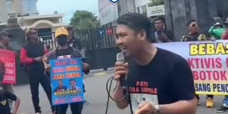 Ratusan Massa AMPB Datangi Polda Jateng, Tuntut Pembebasan Botok dan Teguh
