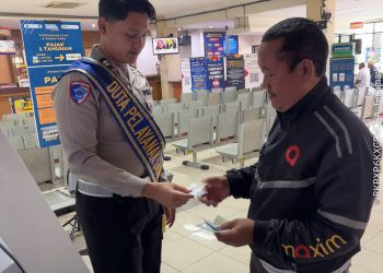Duta Pelayanan Jemput Bola, Arahkan Wajib Pajak Ambil Nomor Antrian di Samsat Semarang 2