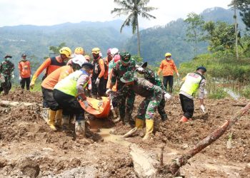 TNI Terus Berjuang Menyelamatkan Korban Longsor di Desa Sitikung Banjarnegara