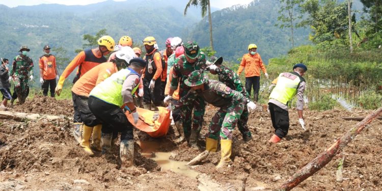 TNI Terus Berjuang Menyelamatkan Korban Longsor di Desa Sitikung Banjarnegara