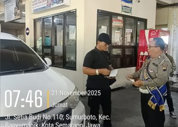 Duta Pelayanan Samsat Semarang 2 Bantu Wajib Pajak yang Bingung Mengurus Perpanjangan STNK