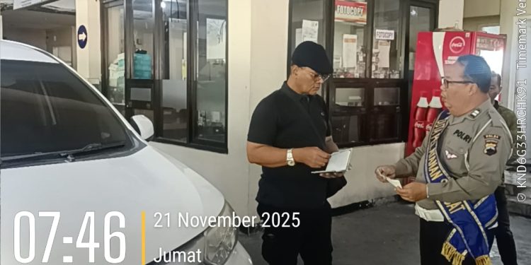 Duta Pelayanan Samsat Semarang 2 Bantu Wajib Pajak yang Bingung Mengurus Perpanjangan STNK