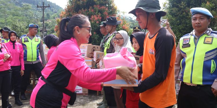 Peduli Korban Longsor Banjarnegara, Ketua Umum Bhayangkari Kunjungi Para Pengungsi
