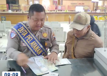 Pelayanan Humanis, Duta Samsat Semarang 2 Bantu Warga Lengkapi Blangko Pengesahan STNK