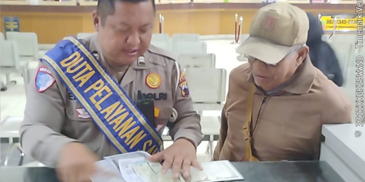Pelayanan Humanis, Duta Samsat Semarang 2 Bantu Warga Lengkapi Blangko Pengesahan STNK
