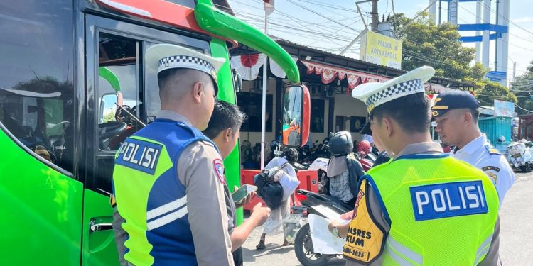 Ramp Check di Kendal, Polisi Sisir Bus hingga Truk demi Keamanan Penumpang