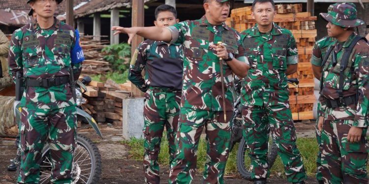 Pangdam IV/Diponegoro Tinjau Latihan Gerilya di Gunung Lawu.
