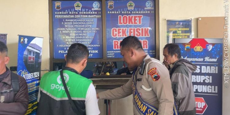 Tak Perlu Ribet, Petugas Samsat Semarang 2 Pandu Warga Langsung di Loket