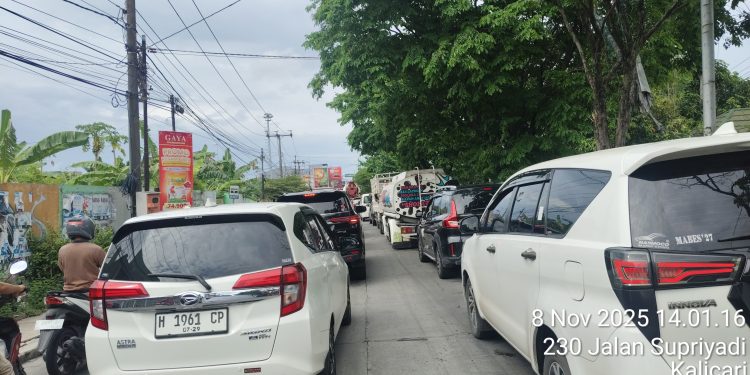 Kemacetan Panjang di Jalan Supriyadi Arah Tlogosari, Akibat Durasi Lampu Merah Terlalu Singkat
