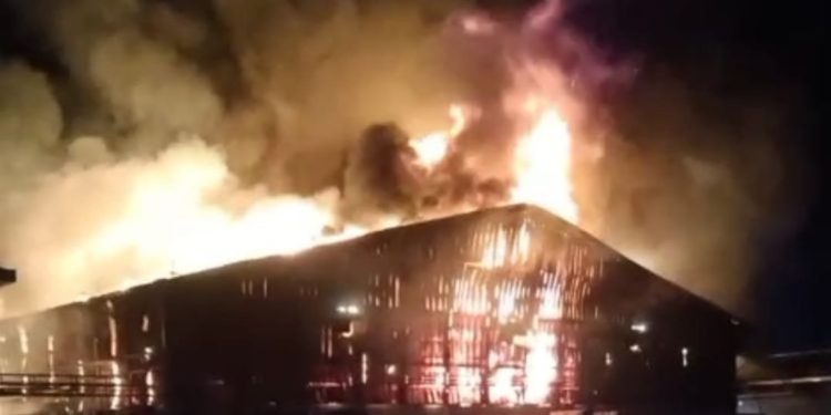 KEBAKARAN GUDANG PABRIK DUA KELINCI DI PATI