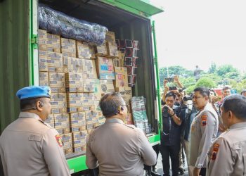 Peduli Bencana Sumatera, Polda Jateng Kirim 5 Truk Berisi Bantuan Logistik, Tenaga Medis dan Uang Tunai Rp. 2,2 Milyar