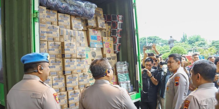 Peduli Bencana Sumatera, Polda Jateng Kirim 5 Truk Berisi Bantuan Logistik, Tenaga Medis dan Uang Tunai Rp. 2,2 Milyar