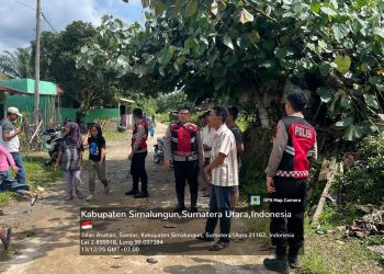 Samapta Action! Tim Polres Simalungun Bantu Evakuasi Barang Korban Puting Beliung di Parbalogan, Gotong Royong Bersama Warga