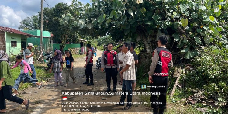 Samapta Action! Tim Polres Simalungun Bantu Evakuasi Barang Korban Puting Beliung di Parbalogan, Gotong Royong Bersama Warga