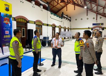 Kapolrestabes Semarang Cek Kesiapan Posyan Stasiun Tawang Jelang Nataru 2025–2026
