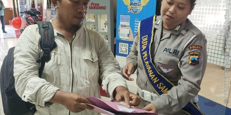 Demi Kelancaran Urus STNK di Samsat Semarang 2, Ditlantas Polda Jateng Optimalkan Peran Duta Pelayanan