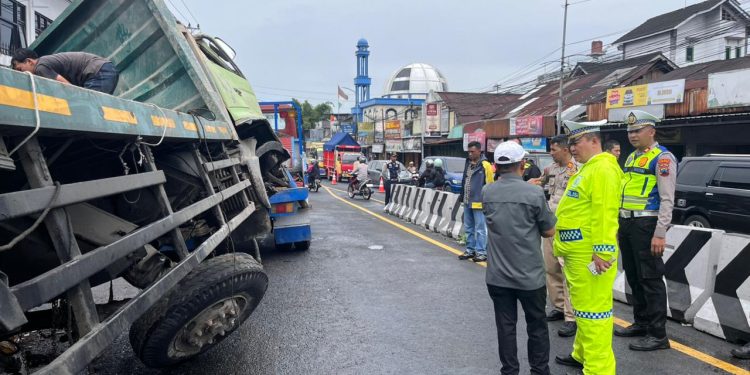 Truk Tronton Alami Rem Blong di Simpang Empat Kertek, Polisi Bergerak Cepat Tangani TKP dan Korban