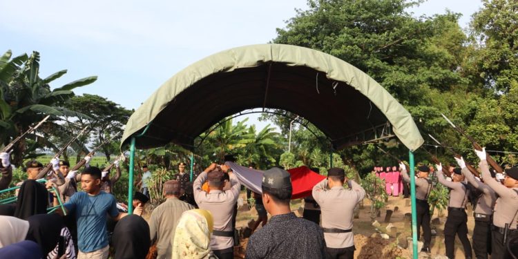 Tembakan Salvo Iringi Pemakaman Salah Satu Anggota Terbaik Polres Jepara
