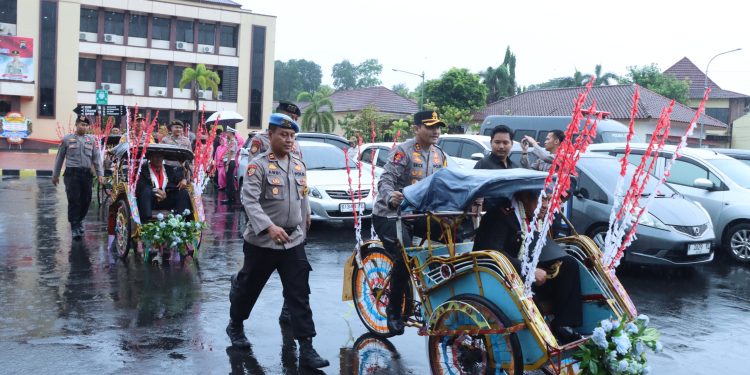 Kapolres Jepara Kayuh Becak Lepas Sejumlah Anggota Polri yang Purna Tugas