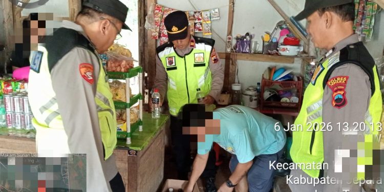 Respon Aduan Warga Jepara Via 110, Polisi Gerebek Penjual Miras Berkedok Warung dan Toko Kelontong
