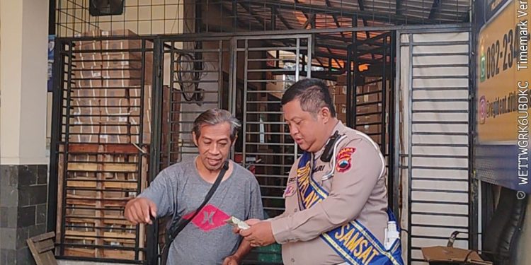 Antrean Lebih Tertib, Pelayanan Lebih Cepat Berkat Duta Pelayanan Samsat Semarang 2