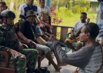 Jalin Komsos Dengan Baik, Satgas Pamtas Kewilayahan RI-PNG Yonif 410/Alg Pos Kramamongga Anjangsana ke Rumah Tokoh Masyarakat