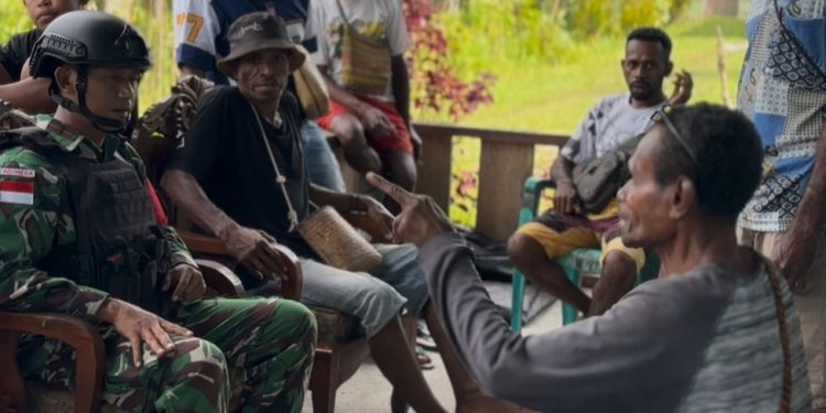 Jalin Komsos Dengan Baik, Satgas Pamtas Kewilayahan RI-PNG Yonif 410/Alg Pos Kramamongga Anjangsana ke Rumah Tokoh Masyarakat