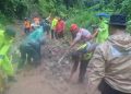Polisi Sigap Evakuasi Warga Terdampak Longsor di Keling Jepara