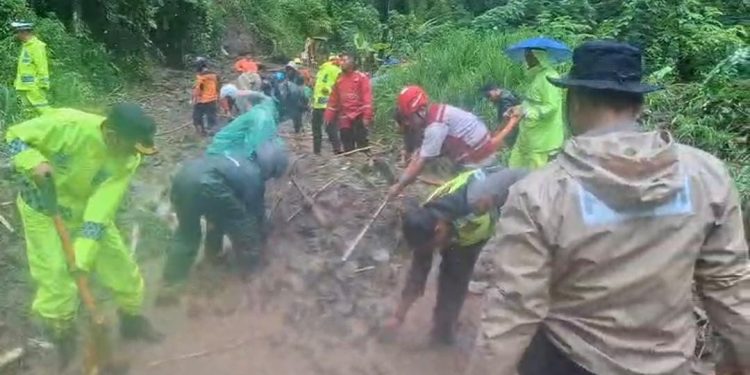 Polisi Sigap Evakuasi Warga Terdampak Longsor di Keling Jepara