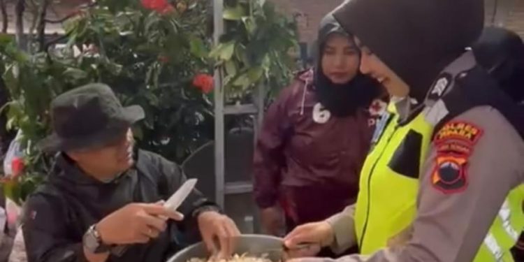 Polwan Cantik Bantu Memasak untuk Pengungsi Bencana Alam di Jepara